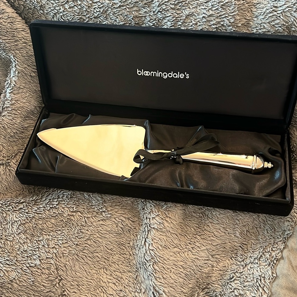 Bloomingdale’s towle cake slicer